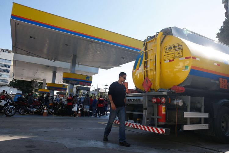 Posto de combustIvel, em São Cristóvão, na zona norte da cidade, recebe gasolina e volta a abastecer, gerando enormes filas de carros e motos