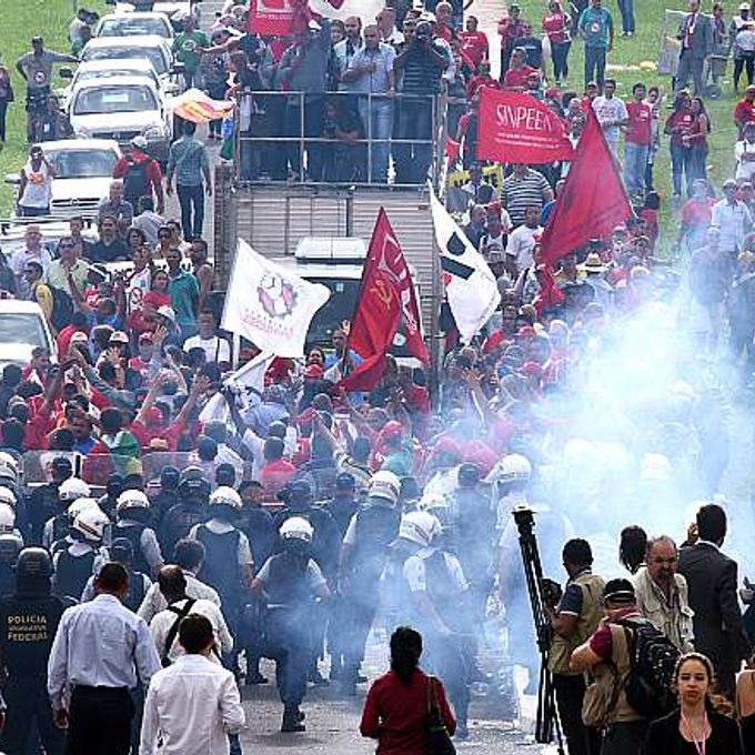 Manifestantes entram em confronto com polícia militar durante protesto no gramado do Congresso