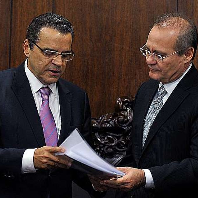 Presidente Henrique Eduardo Alves entrega PEC do chamado Orçamento Impositivo ao presidente do Senado, senador Renan Calheiros (PMDB-AL)