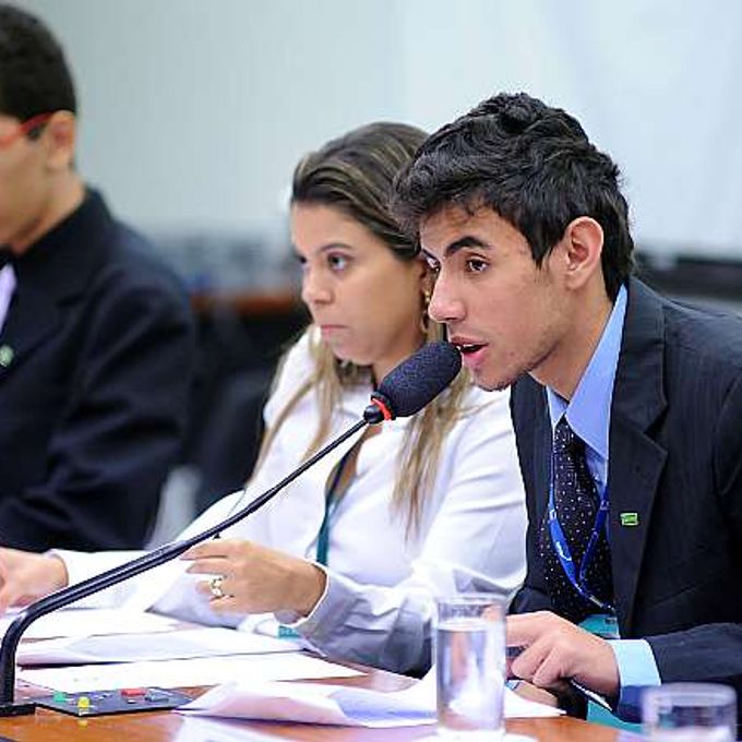 Sessão para deliberação de proposições aprovadas pelas Comissões do Parlamento Jovem Brasileiro 2013. Presidente da edição 2013, William Ferreira