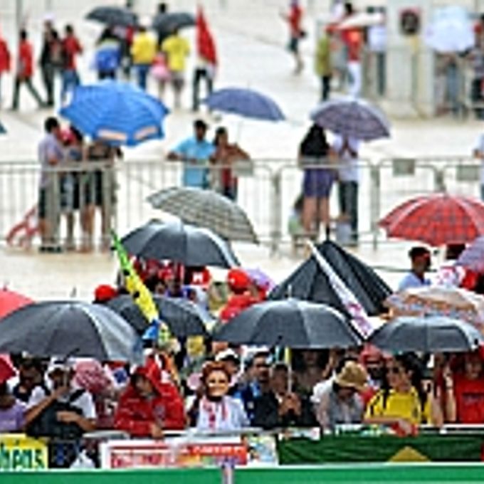 Política - Posse Dilma - Pessoas chegam para a posse de Dilma na Praça dos Três Poderes