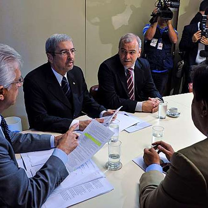 Líderes da oposição se reúnem para discutir sobre a instalação da CPI da Petrobras. Mesa (E/D): líder do PPS, dep. Rubens Bueno (PR); líder do PSDB, dep, Antonio Imbassahy (BA) e dep. Júlio Delgado (PSB-MG)