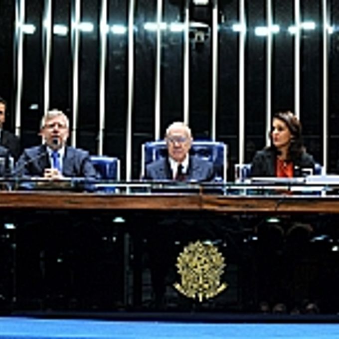 Sessão destinada à Promulgação da Emendas Constitucionais nº 69 e 70, de 2012 -  Dep. Eduardo Gomes (primeiro secretário), presidente da Câmara, Marco Maia, presidente do Senado, José Sarney,  dep. Andreia Zito (PSDB-RJ), dep. Inocêncio Oliveira (PR-PE)