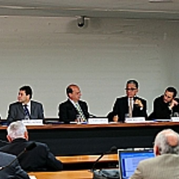 Paulo Rodrigues (ANER), Adalberto Vasconcelos (TCU), dep. Roberto Santiago (presidente da comissão), Antonio Carlos da Fonseca (MPF), Luis Eduardo Dutra (ANP), Alexandre Gomes (IPEA) - Seminário