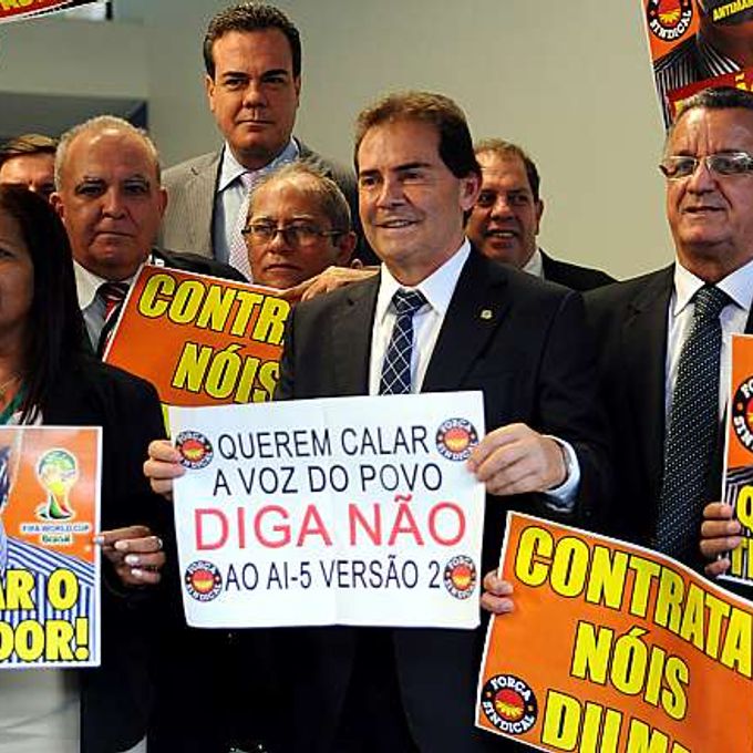 Representantes da Força Sindical manifestam contra mudanças na legislação sobre manifestações populares no país. Ao centro, dep. Paulo Pereira da Silva (SDD-SP)