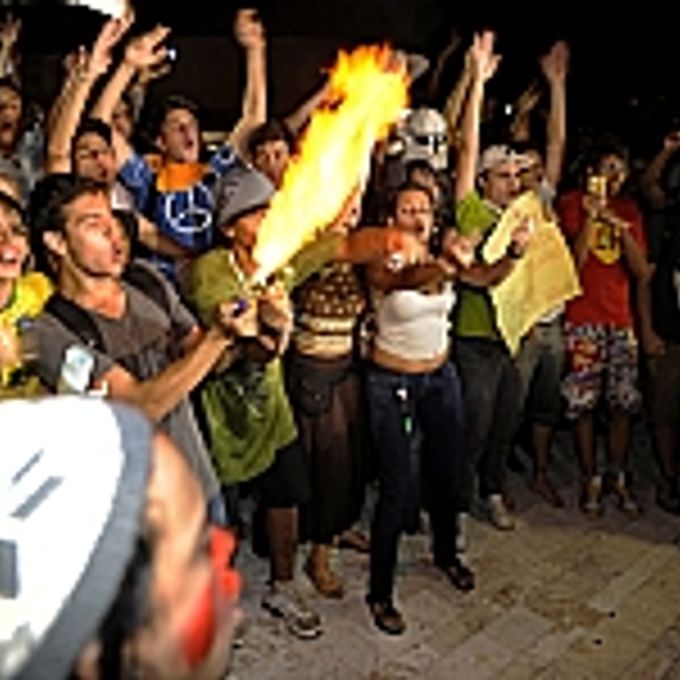 Manifestantes fazem protesto em frente ao Congresso Nacional, em apoio às manifestações em São Paulo