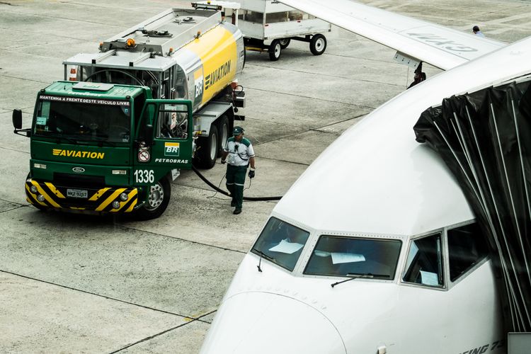 Transporte - aviação - combustível aviação querosene abastecimento avião voo aeroporto