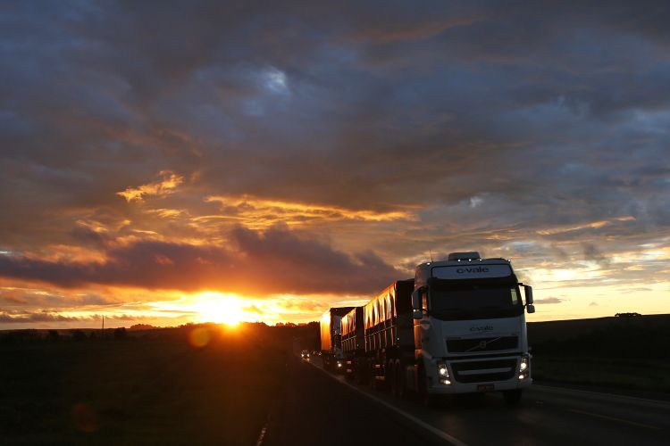 Transporte - caminhões - estradas cargas