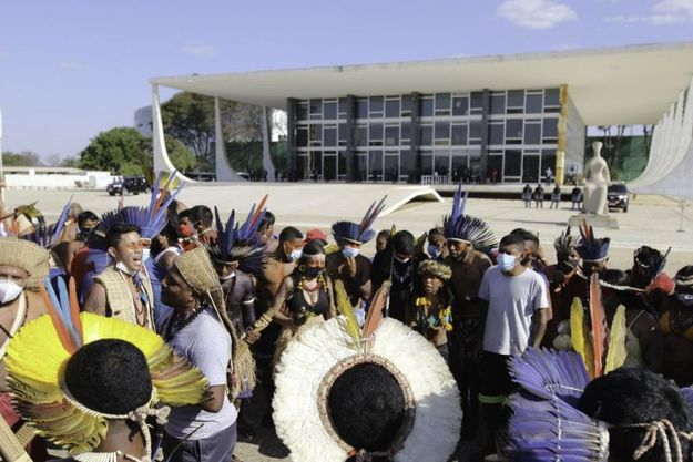 Direitos Humanos e Minorias - índio - Indígenas descem a esplanada dos ministérios em direção ao STF para a realização de uma vigília contra o Marco Temporal