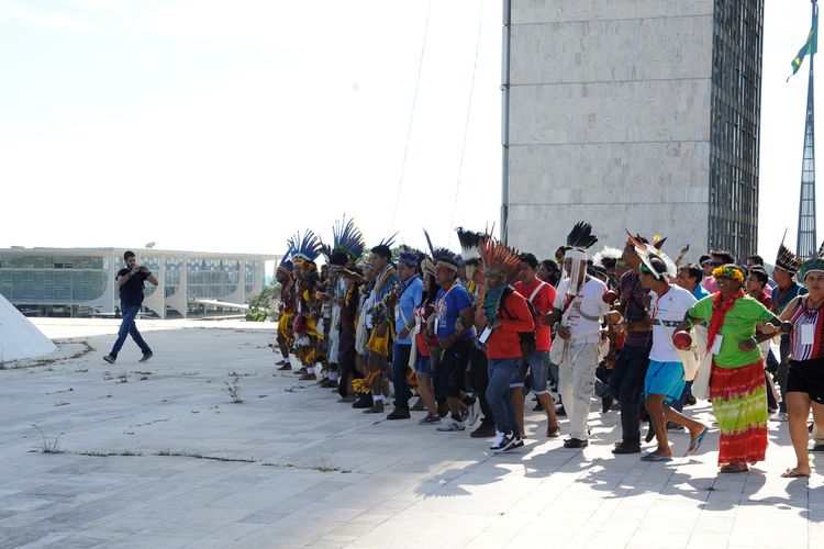 Índios protestam na marquise do Congresso Nacional