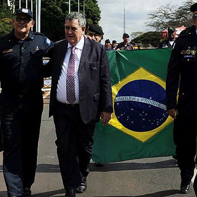 Ao centro, dep. Arnaldo Faria de Sá (PTB-SP) participa de passeata realizada por Guardas Municipais na Esplanada dos Ministérios