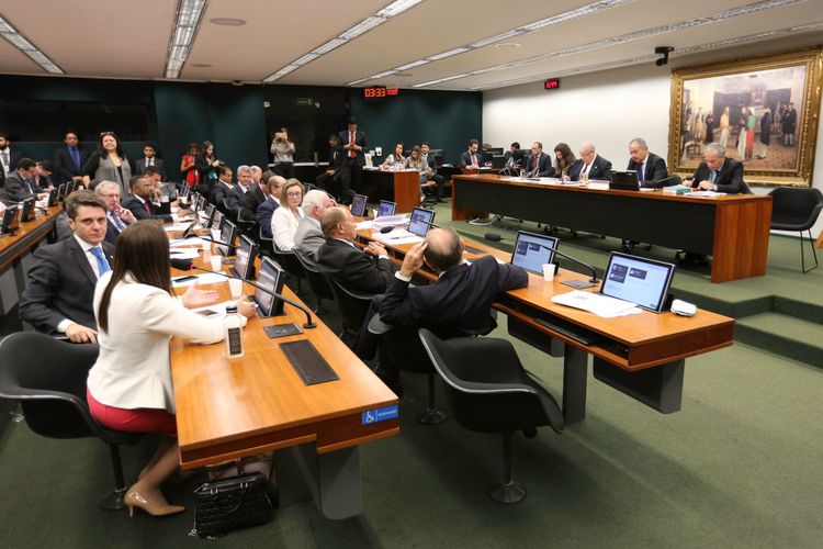Comissão da Câmara aprova testo-base da reforma política