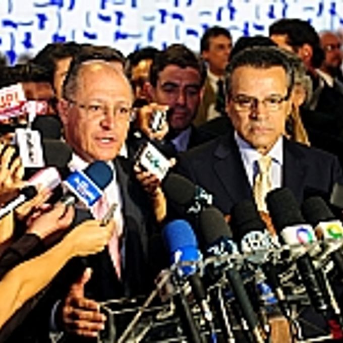 O governador de São Paulo, Geraldo Alckmin, fala sobre a maioridade penal. À direita, o presidente da Câmara, dep. Henrique Eduardo Alves (PMDB-RN)