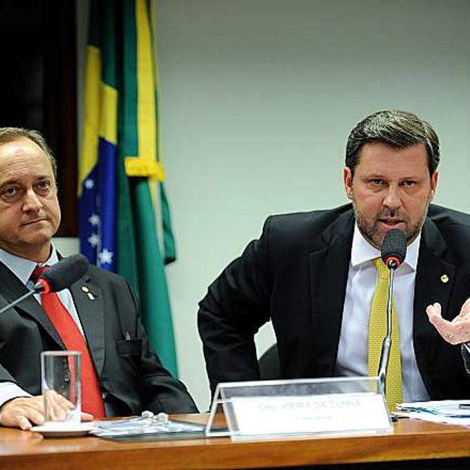 Por falta de quórum, reunião para discussão e votação do parecer do relator, (D) dep. Carlos Sampaio (PSDB-SP) é adiada