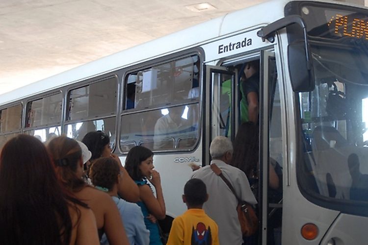 Transporte - Ônibus - Passageiros embarcam em ônibus de linha semi-urbana após reajuste de 8,19% no preço das passagens em Brasília/DF