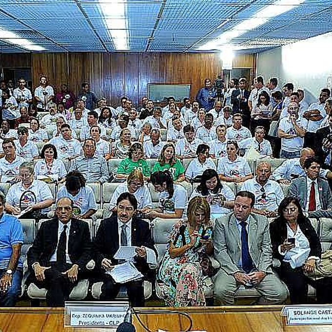 Manifestações - Geral - Cerca de cem enfermeiros, técnicos e auxiliares se reuinram na Câmara em 19/03/14 para pedir a votação do projeto que reduz a carga de trabalho da categoria.
