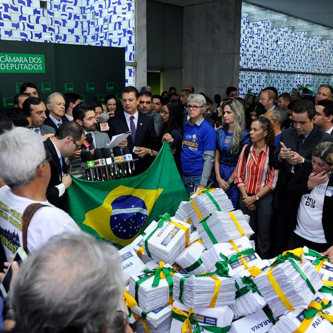 Entrega em ato solene, de representantes da sociedade civil, mais de 2 milhões de assinaturas colhidas em todo o Brasil pelo Ministério Público Federal (MPF) em apoio as 10 medidas de combate a corrupção