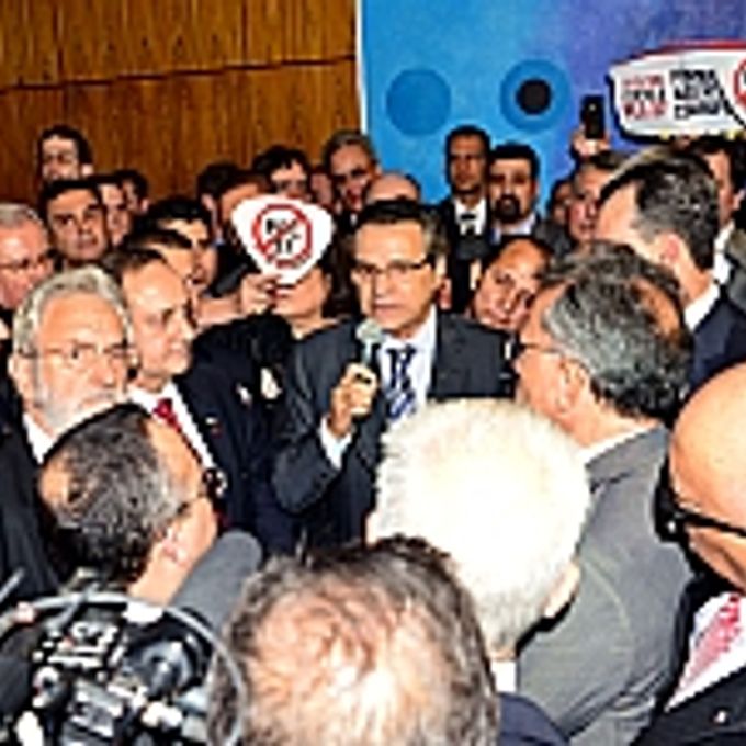 O presidente da Câmara, dep. Henrique Eduardo Alves (PMDB-RN) fala com procuradores durante manifestação contra a PEC 37
