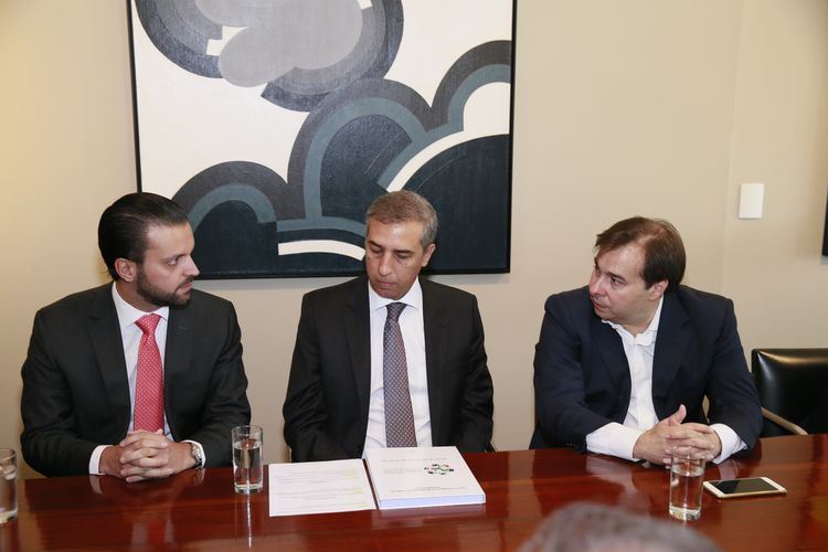 Presidente da Câmara dos Deputados Rodrigo Maia faz comitiva com vice-governador José Eliton e dep. Alexandre Baldy
