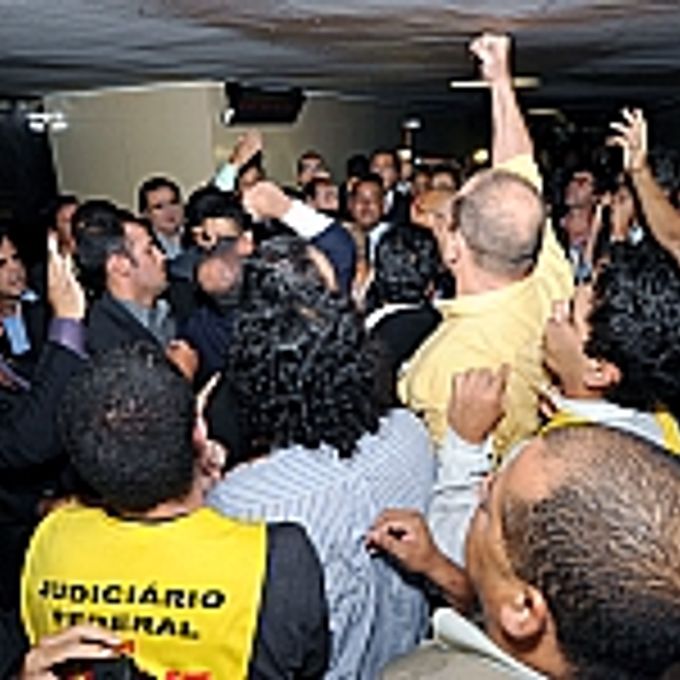 Servidores do Judiciário e do Ministério Público da União protestam contra o parecer final do projeto de Orçamento para 2012