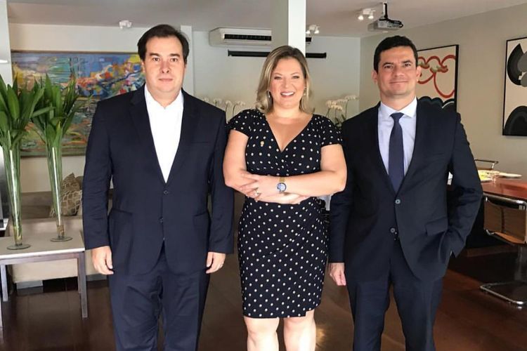 O presidente da Câmara, Rodrigo Maia, a líder do governo no Congressso,  Joice Hasselman, e o ministro Sergio Moro