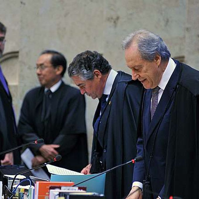 Julgamento dos embargos de declaração da Ação Penal 470, o mensalão.  (E) ministro Marco Aurélio e Vice-Presidente do STF, ministro Ricardo Lewandowski