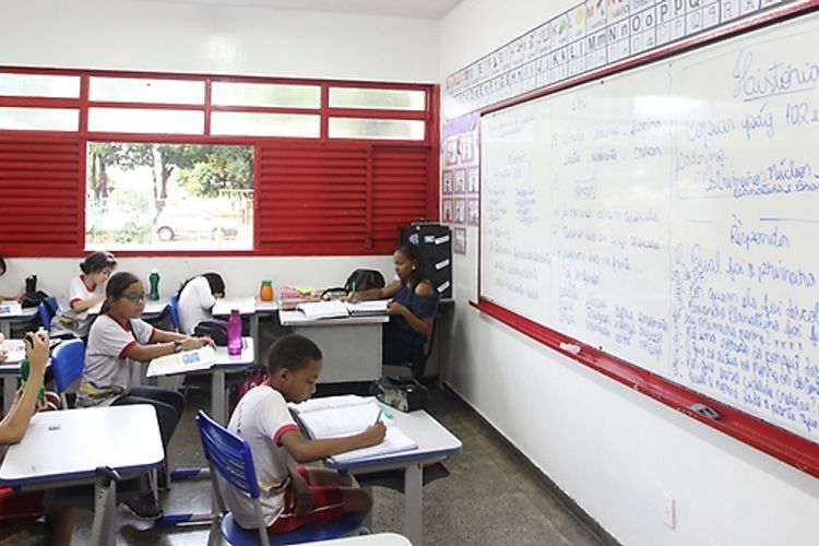 Educação - sala de aula - professores alunos escolas estudantes ensino fundamental
