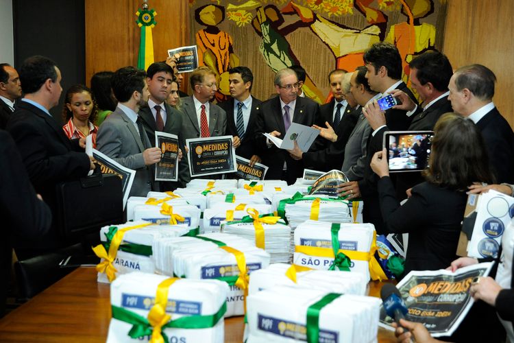 Entrega em ato solene, de representantes da sociedade civil, mais de 2 milhões de assinaturas colhidas em todo o Brasil pelo Ministério Público Federal (MPF) em apoio as 10 medidas de combate a corrupção