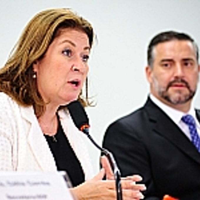 À mesa diretora: Miriam Aparecida Belchior (ministra do Planejamento, Orçamento e Gestão), dep. Paulo Pimenta (presidente da CMO)