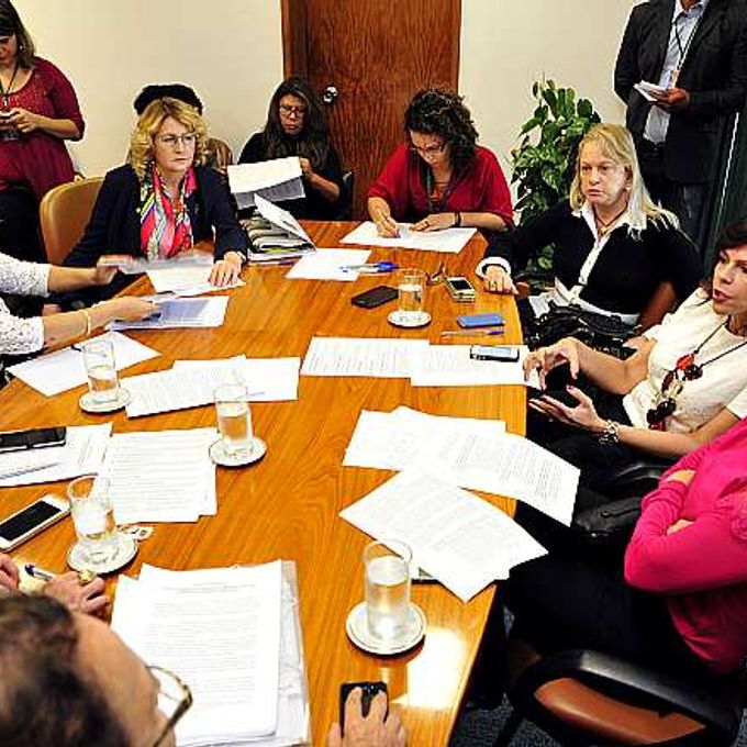 Reunião para discutir a plataforma feminina frente às eleições para a Mesa Diretora biênio 2015-2016; e preparar recepção da nova Bancada Feminina