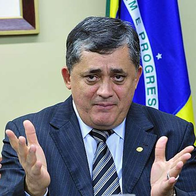 Lider do governo dep. José Guimarães (PT-CE), fala sobre as manifestações e corrupção na Petrobras