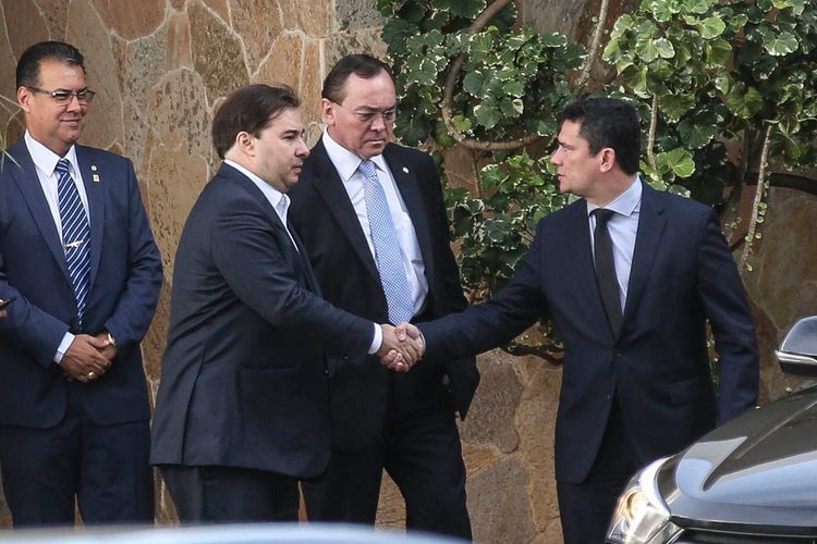 Fotos do Dia - Rodrigo Maia recebe Sérgio Moro na residência oficial da presidência da Câmara