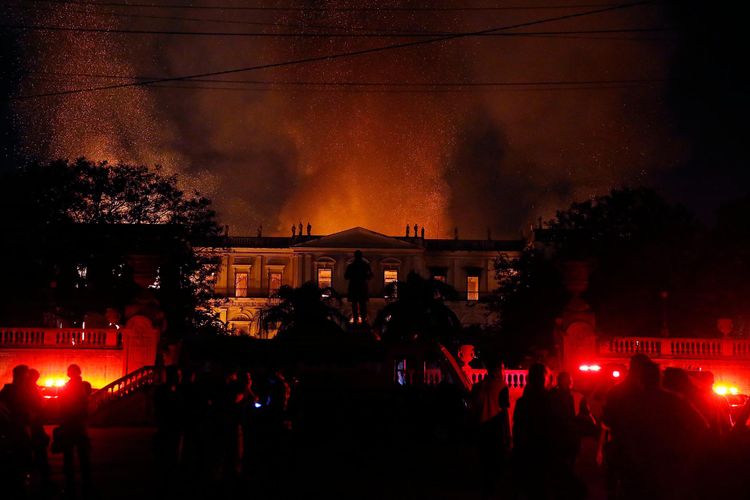Um incêndio de proporções ainda incalculáveis atingiu, no começo da noite deste domingo (2), o Museu Nacional do Rio de Janeiro