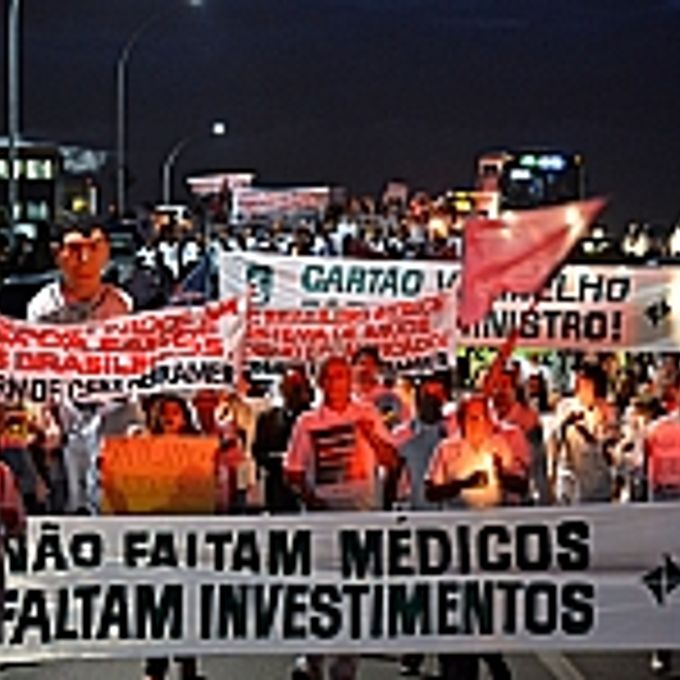 Manifestação - Cerca de 200 médicos protestam contra a 