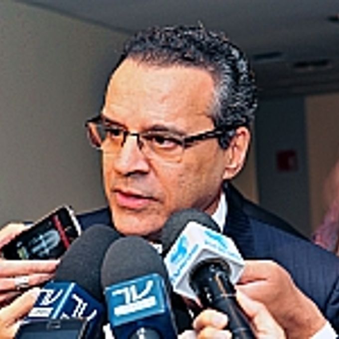 Presidente Henrique Eduardo Alves fala com a imprensa em 17.04