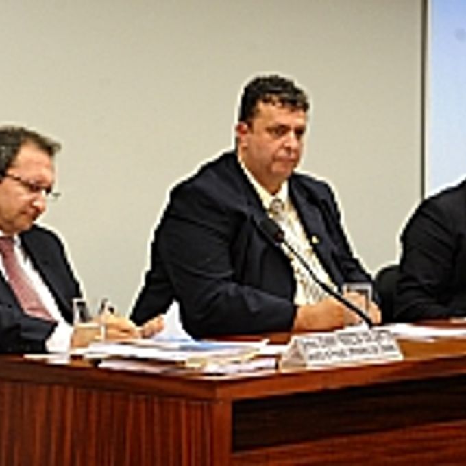 Johnny dos Santos (Ministério das Cidades), Dep. Adrian (presidente da Subcomissão Especial Resíduos Sólidos) e Dep. Giovani Cherini (presidente da comissão)