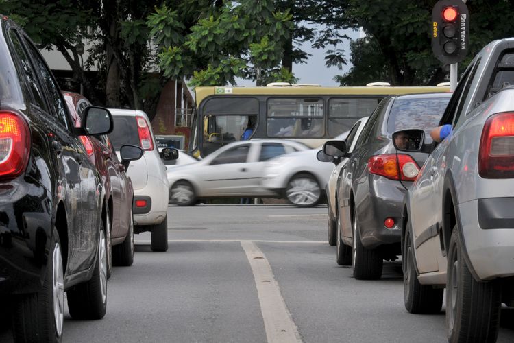 Transporte - carros - trânsito cruzamentos semáforos mobilidade urbana
