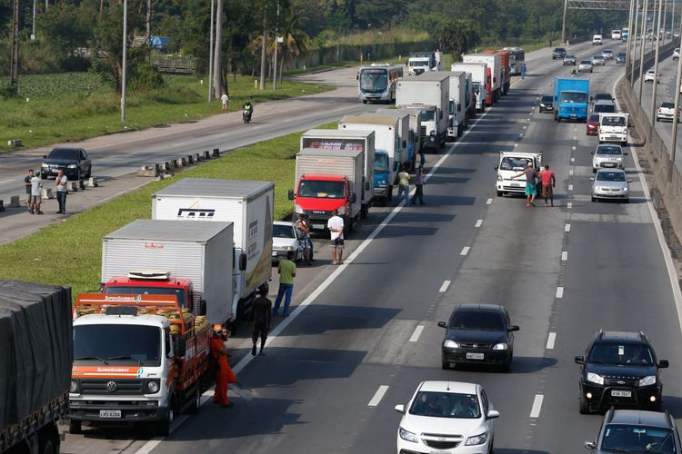 Transportes - caminhões - Paralisação dos caminhoneiros na Rodovia Presidente Dutra, no Rio de Janeiro.