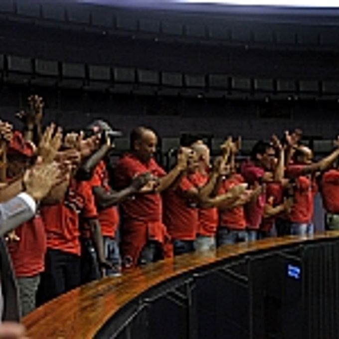 Bombeiros comemoram a aprovação do Projeto de Lei 2791/11, do ex-deputado Weverton Rocha, que concede anistia a policiais e a bombeiros militares punidos por participar de movimentos reivindicatórios