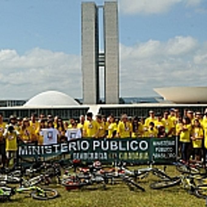No dia 02/06 um passeio ciclístico reuniu centenas de pessoas em Brasília, em um ato de repúdio à PEC 37, que limita o poder de investigação criminal do Ministério Público.