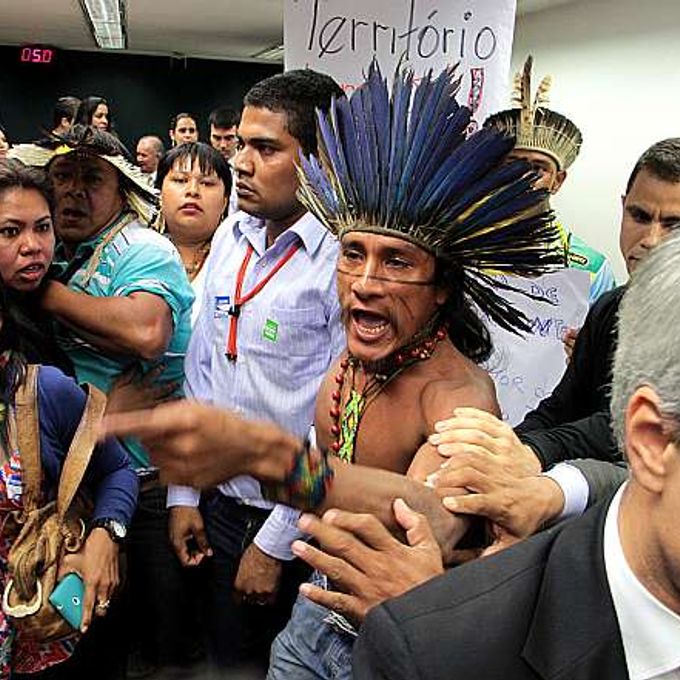 Indigenas protestam após reunião ser adiada