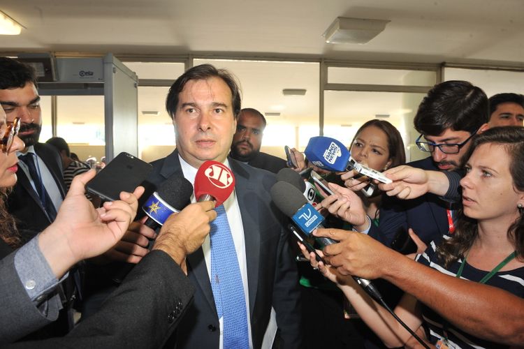 Presidente da Câmara dos Deputados Rodrigo Maia concede entrevista.
