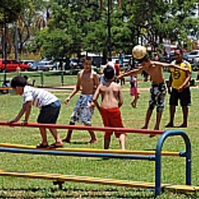 Direitos Humanos e Minorias - Crianças brincando no Parque da Cidade, em Brasília