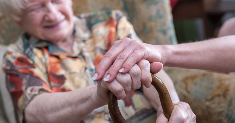 Demência: pesquisa com idosos e cuidadores