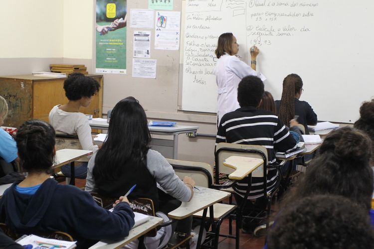 Educação - sala de aula - estudantes alunos ensino médio jovens professores magistério enem vestibular