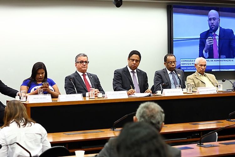 Audiência pública para debater sobre a demissão de 1.200 professores da Faculdade Estácio de Sá